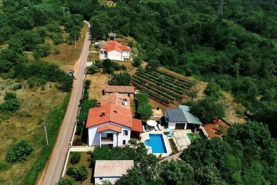 Ferienhaus mit Pool und Klimaanlage