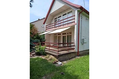 Ferienhaus mit Terrasse, grossem Garten und