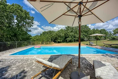 Villa mit Pool und Garten