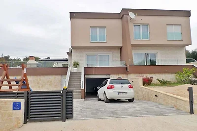 Moderne Unterkunft mit Privatpool in