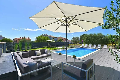 Ferienhaus mit Aussenpool und Klimaanlage