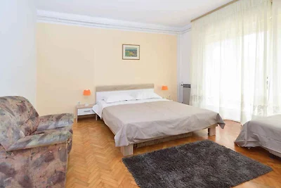 Ferienwohnung mit Balkon mit Gartenmöbeln