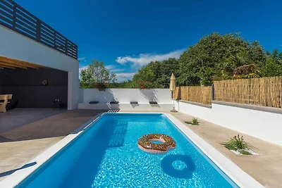 Villa mit Pool und Klimaanlage