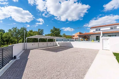Villa mit Swimmingpool und Kinderspielplatz