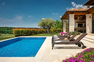 Villa mit Pool und gepflegtem Garten