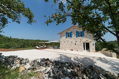 Villa mit Swimmingpool in ruhiger Umgebung