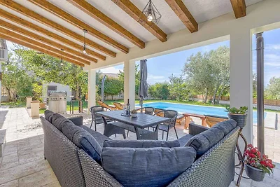 Villa mit Privatpool und Garten