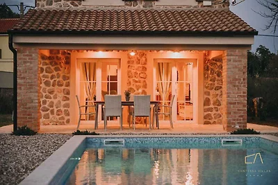 Villa mit Pool und Klimaanlage
