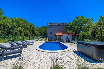 Ferienhaus mit Pool und Klimaanlage