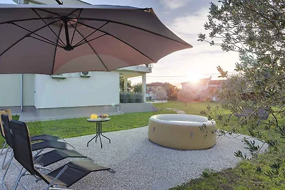 Villa mit Aufstellpool in grossem Garten