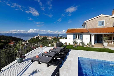 Ferienhaus mit Pool für 6 Personen