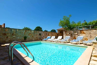 Ferienhaus mit Pool und Klimaanlage