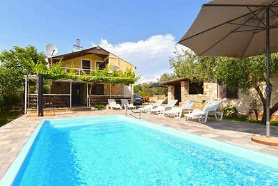 Ferienhaus mit Pool und Klimaanlage