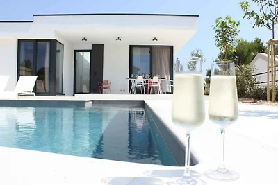 Ferienhaus mit Terrasse und Pool