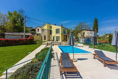 Ferienhaus mit Pool und Klimaanlage