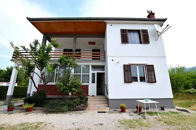 Ferienwohnung mit möbiliertem Balkon