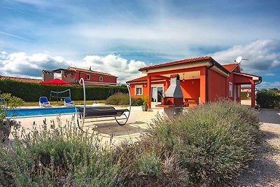 Ferienhaus mit Pool, Spielplatz und Terrasse