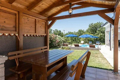 Villa mit Pool und Klimaanlage