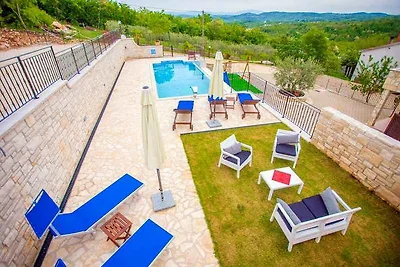 Villa mit Pool und Klimaanlage