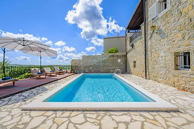 Villa mit Pool und Garten