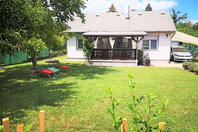 Ferienhaus mit Spielzeug im Garten