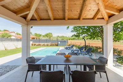 Ferienhaus mit Pool und schöner überdachter