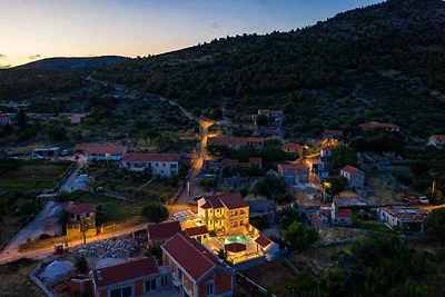 Traditionelle dalmatinische Steinvilla mit Po