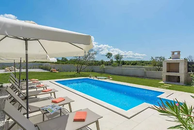 Villa mit privatem Pool in ruhiger Lage mit G