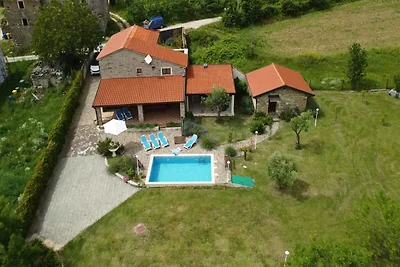 Villa mit Pool in ruhiger Lage