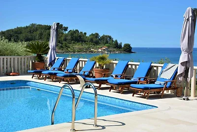 Villa mit Pool und Terrasse