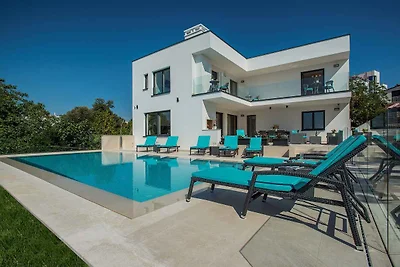 Villa mit Pool und Meerblick
