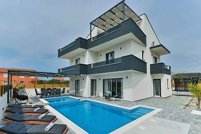 Villa mit Pool und Grill