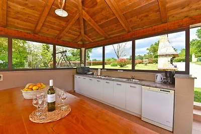 Villa mit Swimmingpool, Spielplatz und