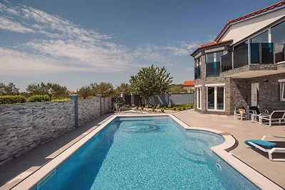 Villa mit Pool, gemütlichen Terrassen und