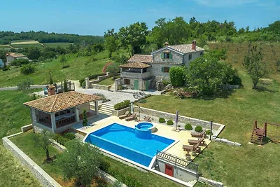 Villa mit Pool und Garten