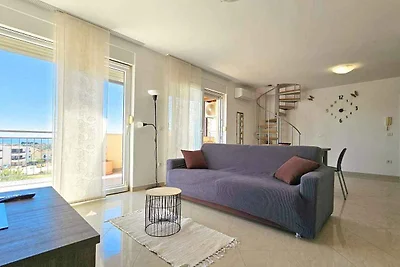 Ferienwohnung mit möbliertem Balkon, Meerblic