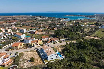 Ferienhaus mit Terrasse und Pool