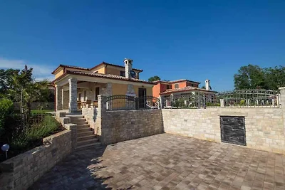 Villa mit Aussenpool