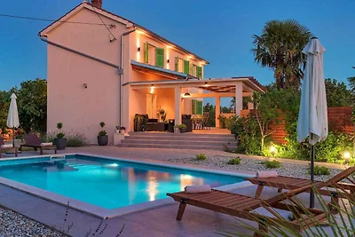 Villa mit Klimaanlage und Aussenpool