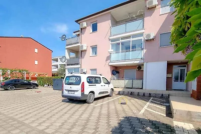 Ferienwohnung mit einer mit Tisch, Stühlen un