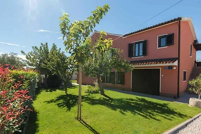 Villa mit Swimmingpool und Grill