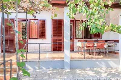 Ferienwohnung mit schönem Balkon mit Tisch un