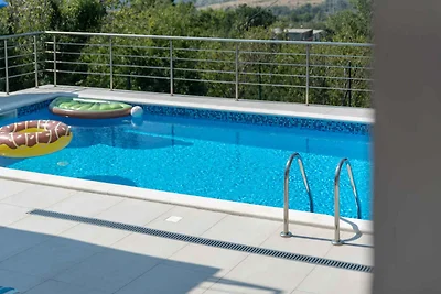 Ferienhaus mit Pool und Grill