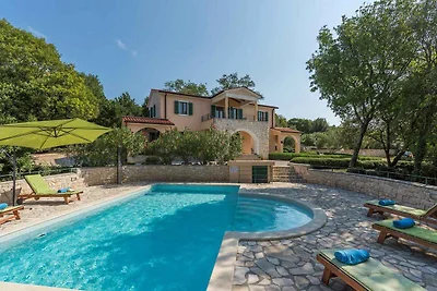 Villa mit Gemeinschaftspool und Garten