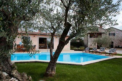 Villa mit Pool und Whirlpool