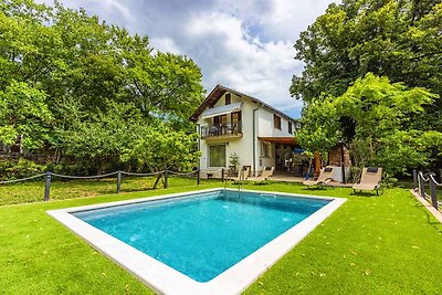 Ferienhaus mit grossen Grundstück und Pool