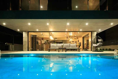 Villa mit Pool und Wellness