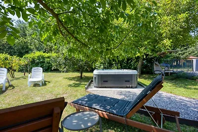 Ferienhaus mit Whirlpool und eingezäuntem