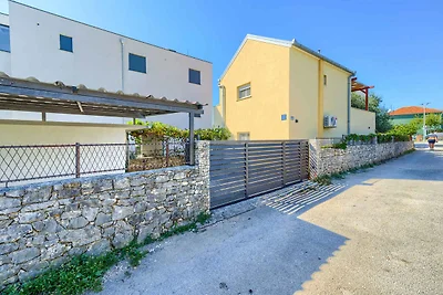 Charmante Villa Drago mit Gartenblick in Rogo