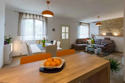 Ferienhaus mit Pool, modern eingerichtet